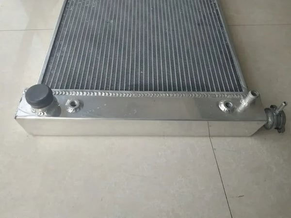 Aluminium Radiator, Passer til Chevrolet GMC C/K Serie, Kompatibel med V6/V8 Motorer, Legeret Aluminium Materiale, Effektiv Køleydelse