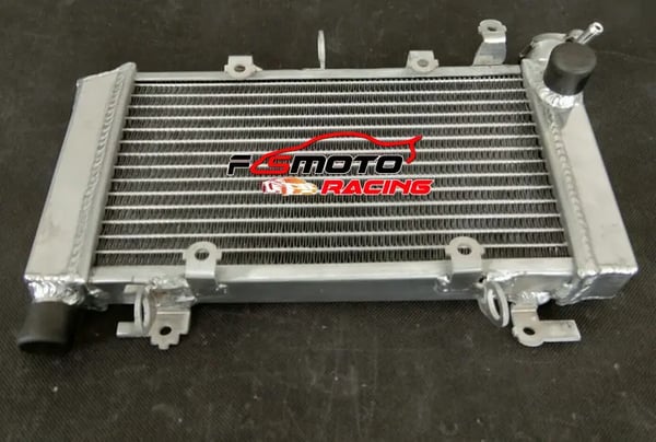 Aluminiumradiator, forbedret kølekapacitet, holdbar aluminiumsbygning, spejlpoleret finish.