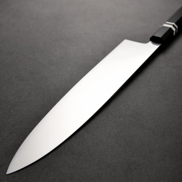 Kokkiveitsi, hiiliteräksinen terä, ergonominen G10-kahva,musta