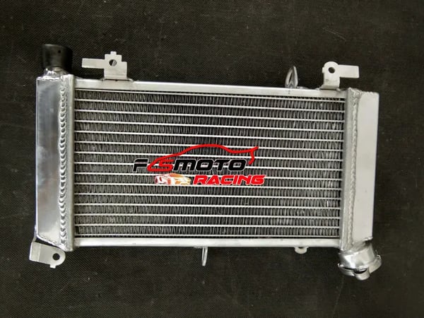Aluminiumradiator, forbedret kølekapacitet, holdbar aluminiumsbygning, spejlpoleret finish.