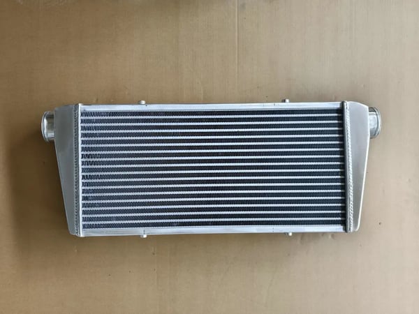 Intercooler, Kerne Størrelse 600x300x105 mm, Indløb/Udløb 76 mm (3 tommer), Legeret Aluminium Materiale, Universel Pasform, Bar & Plade Design