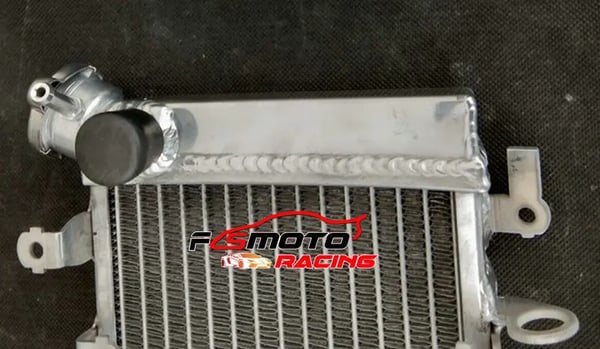 Aluminiumradiator, forbedret kølekapacitet, holdbar aluminiumsbygning, spejlpoleret finish.