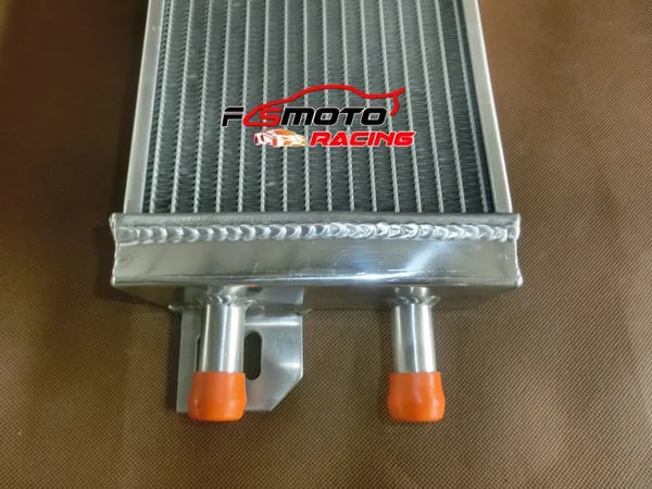Luft-til-vand intercooler, aluminium, kerne størrelse 21"x6.6"x2.25", samlet størrelse 27.6"x7.3"x3", 19mm indløbs/udløbs diameter, frontplacering