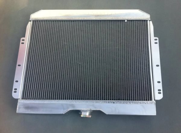 Radiator, legering aluminium, kerne størrelse 24,6" x 16,1" x 2", samlet størrelse 27,8" x 21,1" x 2,6", øverste indløb 1,5" (38mm), nederste udløb 1