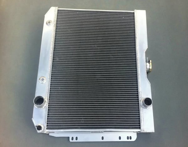 Radiator, legering aluminium, kerne størrelse 24,6" x 16,1" x 2", samlet størrelse 27,8" x 21,1" x 2,6", øverste indløb 1,5" (38mm), nederste udløb 1