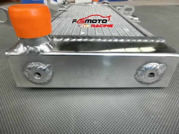 Racing Radiator, Aluminium Konstruktion, Dimensioner 636mm x 353mm x 56mm, Kompatibilitet Suzuki SV650N 2003-2004, Vægt 2,3 kg, Varmeafledningsydelse