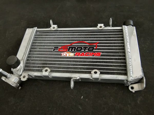 Aluminiumradiator, forbedret kølekapacitet, holdbar aluminiumsbygning, spejlpoleret finish.