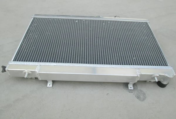 Radiator, legering aluminium, frontplacering, forbedret køleeffektivitet