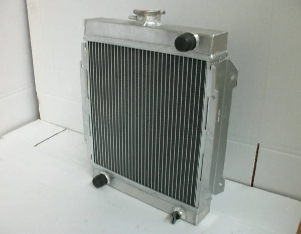 Radiator med blæser, kerne størrelse 330mm x 330mm x 56mm, samlet størrelse 380mm x 440mm x 780mm, indløbs/udløbs diameter 28mm