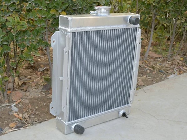 Radiator med blæser, kerne størrelse 330mm x 330mm x 56mm, samlet størrelse 380mm x 440mm x 780mm, indløbs/udløbs diameter 28mm