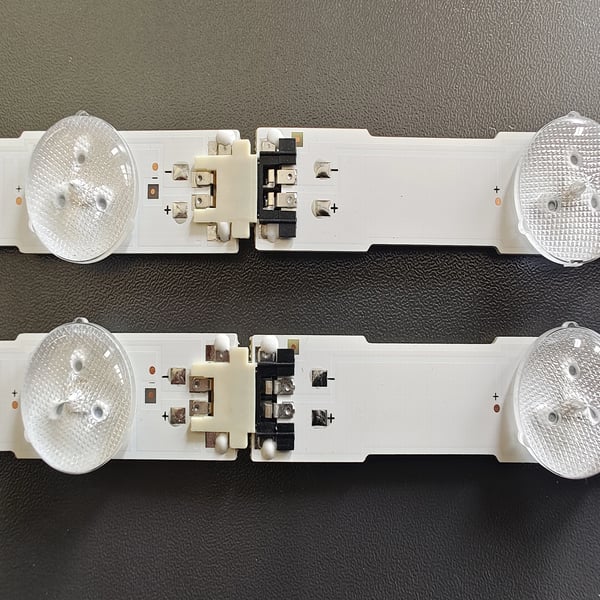 LED Baggrundsbelysningsstrimmel, 1128 mm længde, 14 LED-perler, 3V spænding, kompatibel med flere TV-modeller, sæt af 12 stykker