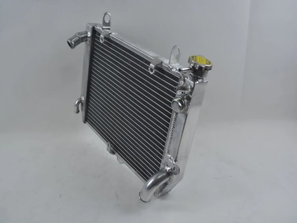 Aluminiumradiator, forbedret kølekapacitet, holdbar TIG-konstruktion, letvægtsdesign, poleret finish
