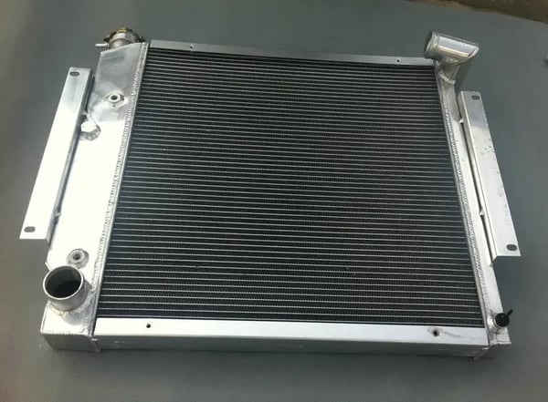 Aluminiumkøler, kerne størrelse 21,5 x 21,8 x 2 tommer, samlet størrelse 29,1 x 22,2 x 3,1 tommer, indløb/udløb 50 mm