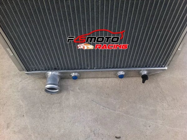 Aluminium Radiator, Kerne Dimensioner 418mm x 438mm x 56mm, Samlede Dimensioner 547mm x 498mm x 116mm, Kompatibilitet FORD Mustang V8 5.0L L6 3.3 2.8