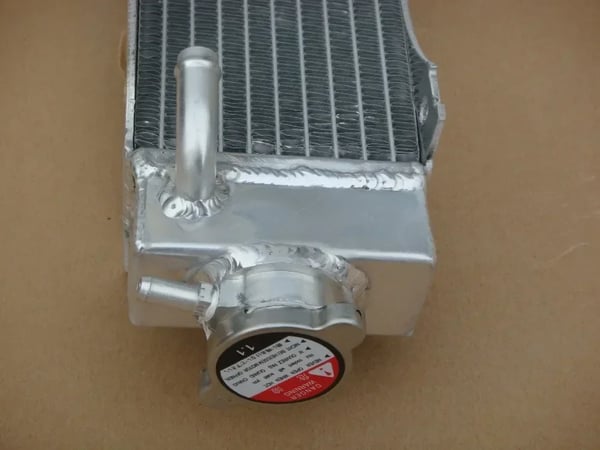 Radiator, Aluminiumkonstruktion, Kompatibel med CR80-modeller, Forbedret køleeffektivitet, Specifik slangeplacering, Letvægtsdesign