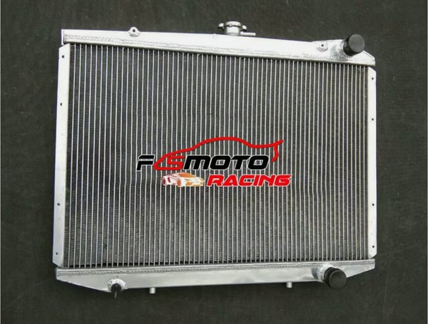 Radiator, Aluminium Materiale, Tilpasset Kerne Størrelse, Kompatibel med Nissan D21, Passer til L4 V6 Motorer, Inkluderer Skærm og Ventilatorer
