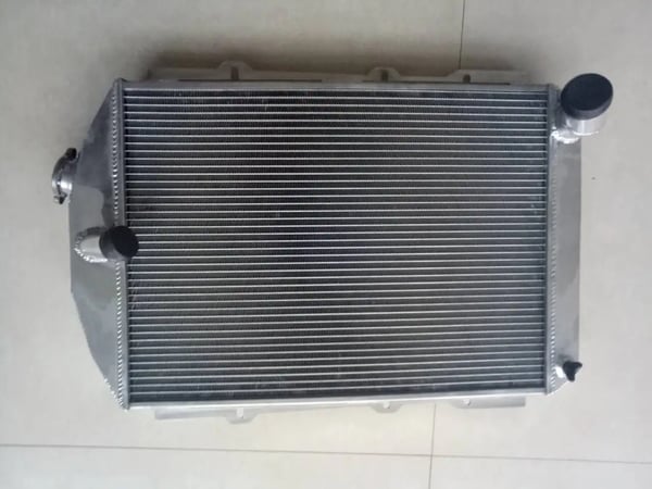 Aluminiumkøler, kerne størrelse 22,5" x 17" x 2,2", indgang 1,5", udgang 1,8", kompatibilitet med manuel transmission, forbedret kølekapacitet 30%
