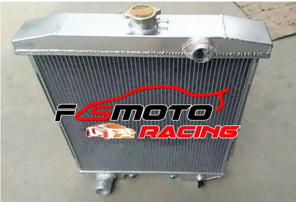 Aluminiumkøler til Ford-modeller, kerne størrelse 18 1/2" x 18 3/4" x 2 1/4", dimensioner 25 1/8" høj x 22 5/8" bred, indløbsslange 1 1/2"