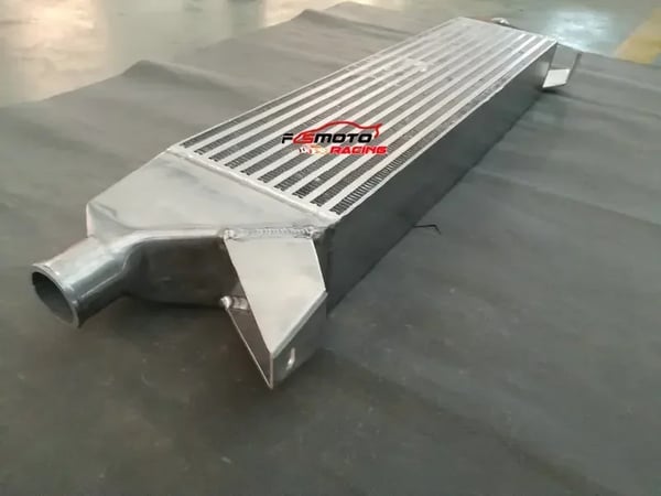 Intercooler, Aluminiumkonstruktion, 110 mm dimensioner, frontmonteret design, kompatibel med Ford Focus RS MK1, forbedret luftstrøm