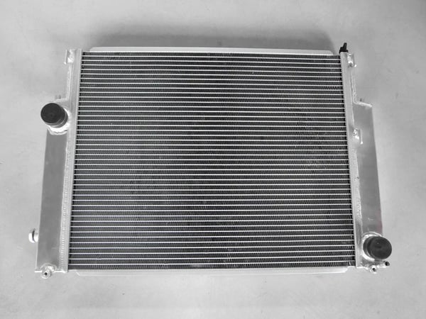 Aluminiumkøler, kerne størrelse 545mm x 438mm x 40mm, samlet størrelse 680mm x 478mm x 93mm, indgang/udgang 38mm, 2 rækker