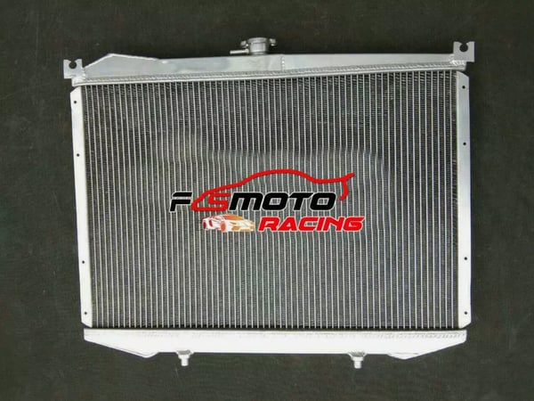 Radiator, Aluminium Materiale, Tilpasset Kerne Størrelse, Kompatibel med Nissan D21, Passer til L4 V6 Motorer, Inkluderer Skærm og Ventilatorer