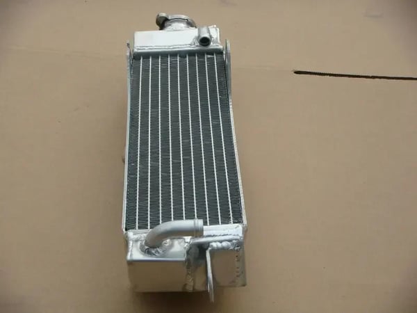Radiator, Aluminiumkonstruktion, Kompatibel med CR80-modeller, Forbedret køleeffektivitet, Specifik slangeplacering, Letvægtsdesign