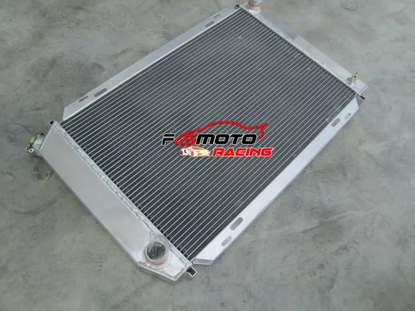 Aluminium Radiator, Kerne Dimensioner 18"x24.5"x2", Samlede Dimensioner 19.25"x29.25", Øvre Indløbsstørrelse 1.25", Nedre Udløbsstørrelse 1.5"