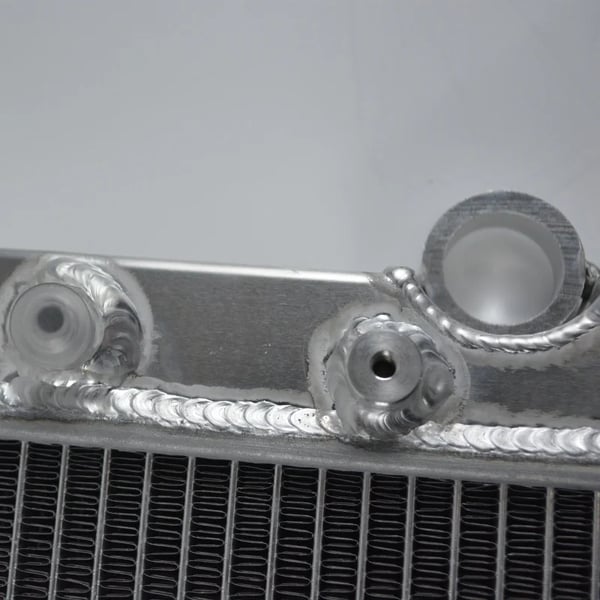 Radiator, Aluminiumkonstruktion, Samlede dimensioner 32-1/2" × 26-3/4" × 4-1/4", Kerne størrelse 25-1/2" × 25-1/8" × 1-5/8", Indløb størrelse 1-1/2"