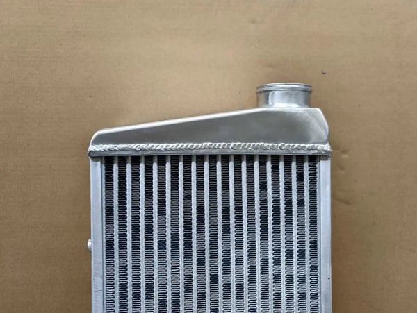 Intercooler, Kerne Størrelse 600x300x105 mm, Indløb/Udløb 76 mm (3 tommer), Legeret Aluminium Materiale, Universel Pasform, Bar & Plade Design
