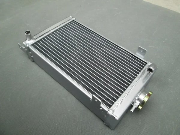 Aluminiumkøler, samlede dimensioner 410mm x 210mm x 100mm, kernestørrelse 300mm x 200mm x 62mm, kompatibilitet til shifter karts