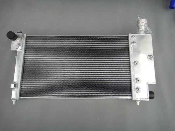 Heavy Duty radiator, aluminium materiale, forbedret kølekapacitet, 711mm x 432.5mm x 128mm, indløb størrelse 32mm, to-række design
