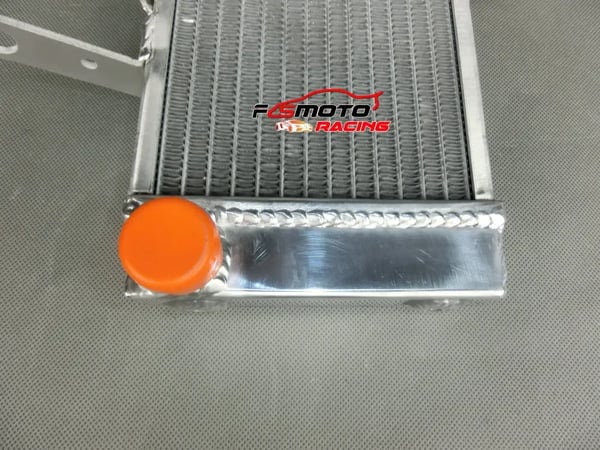 Racing Radiator, Aluminium Konstruktion, Dimensioner 636mm x 353mm x 56mm, Kompatibilitet Suzuki SV650N 2003-2004, Vægt 2,3 kg, Varmeafledningsydelse