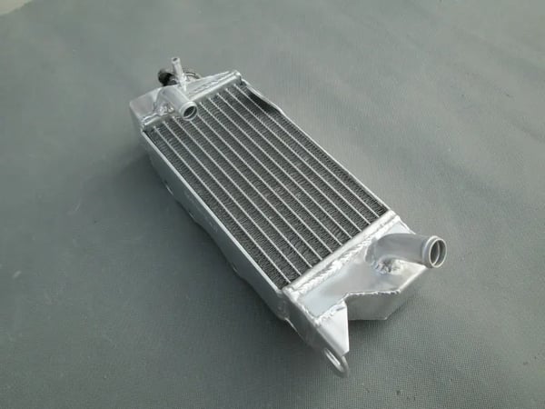 Aluminiumkøler, Kompatibel med Kawasaki KX80 KX85 KX100, Legermateriale, Vakuum-svejset konstruktion, Spejlpoleret finish, Højtydende design