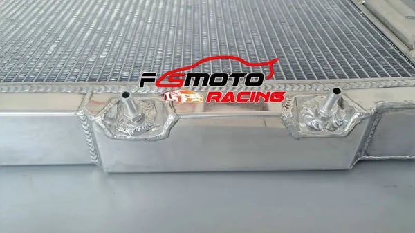 Aluminiumkøler til AMC V8-modeller, holdbar konstruktion, inkluderer transmissionskøler, perfekt pasform til flere modeller.