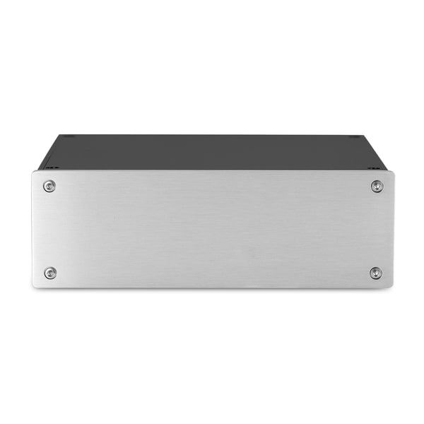 Vahvistimen kotelo, alumiiniseos, ulkomitat 215mm x 228mm x 70mm, sisämitat 203.5mm x 217mm x 62mm, etupaksuus 8mm, nettopaino 1.56kg