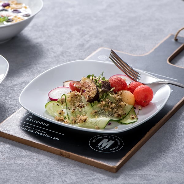 Porcelænsservice, Middags tallerken 9,75 tommer, Suppetallerken 8,5 tommer, Desserttallerken 7,5 tommer, Skål 6,7 tommer, Service til 6