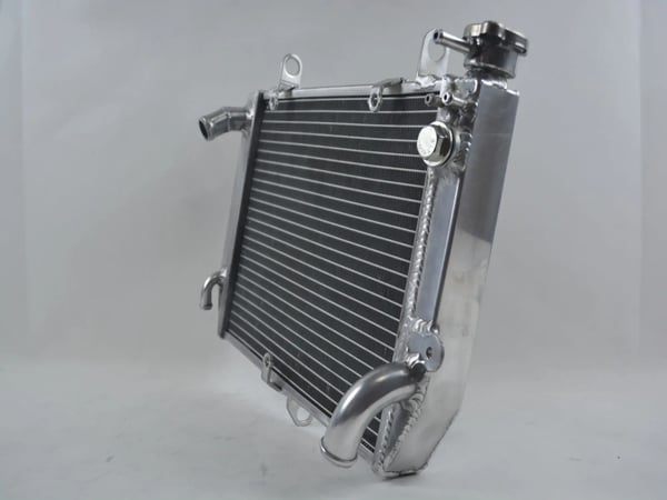 Aluminiumradiator, forbedret kølekapacitet, holdbar TIG-konstruktion, letvægtsdesign, poleret finish
