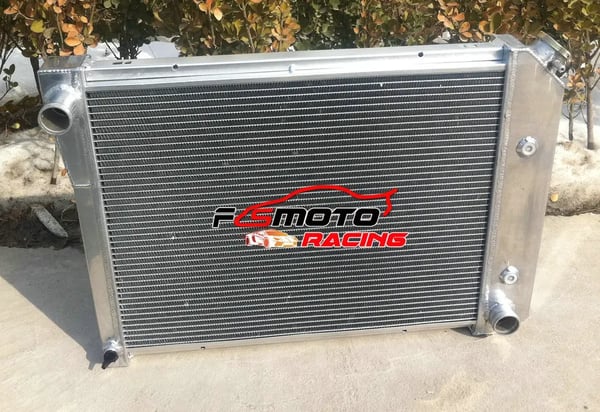 Radiator, Aluminium, Kerne Dimensioner 17" x 20 3/4" x 2 1/2", Samlede Dimensioner 19" x 27" x 2 3/4", Øverste Slange 1 1/2", Nederste Slange 1 3/4"