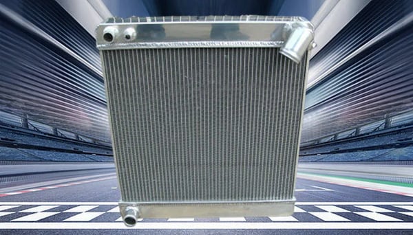 Aluminiumkøler til Jaguar XKE, 3 rækker for forbedret køling, ideel til modellerne 1965-1967, holdbar konstruktion.