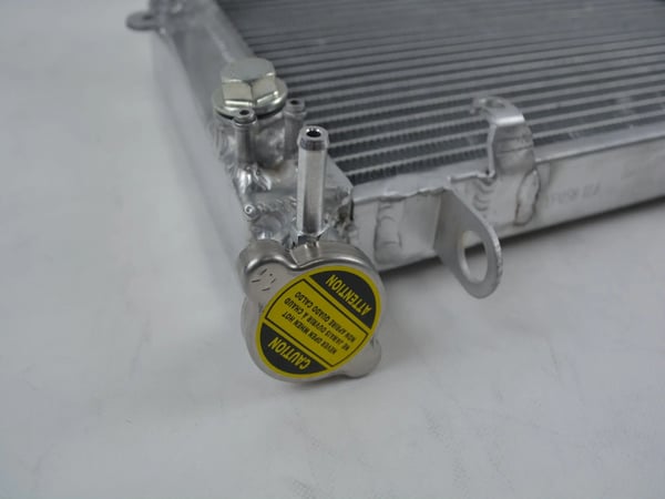 Aluminiumradiator, forbedret kølekapacitet, holdbar TIG-konstruktion, letvægtsdesign, poleret finish