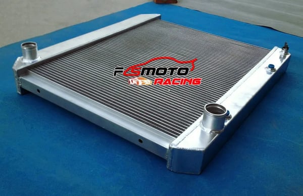 Radiator, Aluminium Materiale, Kerne Størrelse 17-3/4" x 22-7/8" x 2", Samlet Størrelse 23-1/2" x 25-1/2" x 2-3/4", Indgang 1-1/2", Udgange 1-3/4"