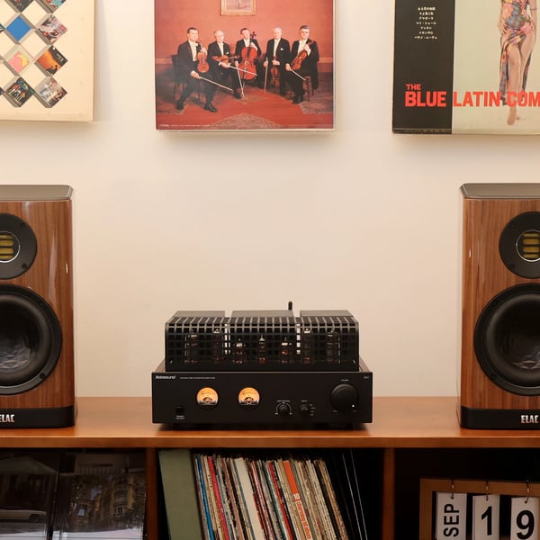 Putkivahvistin, Nimellisteho 12W x 2, Taajuusvaste 10Hz - 40kHz, Mitat 318mm x 305mm x 155mm, Syöttöherkkyys 300mV, Tehonkulutus 150W