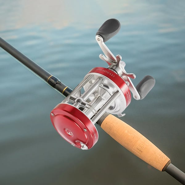 Baitcasting hjul, præcise messing gear, 30 lbs dragkraft, 0,33 kg vægt, højrehånds indtagning, havfiskeri kompatibilitet