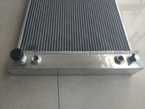Aluminium Radiator, Passer til Chevrolet GMC C/K Serie, Kompatibel med V6/V8 Motorer, Legeret Aluminium Materiale, Effektiv Køleydelse