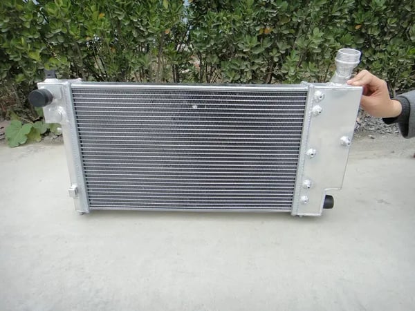 Heavy Duty radiator, aluminium materiale, forbedret kølekapacitet, 711mm x 432.5mm x 128mm, indløb størrelse 32mm, to-række design