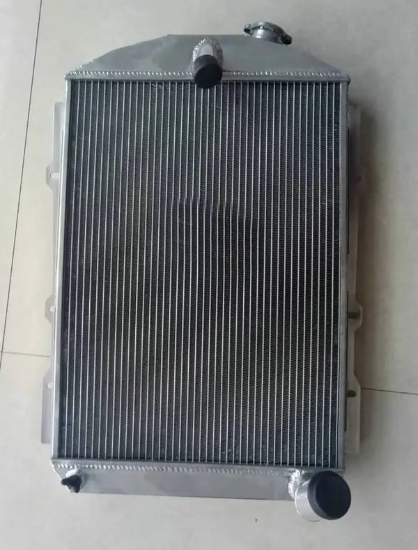 Aluminiumkøler, kerne størrelse 22,5" x 17" x 2,2", indgang 1,5", udgang 1,8", kompatibilitet med manuel transmission, forbedret kølekapacitet 30%