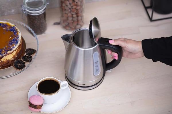 Sladdlös vattenkokare MCZ-118M — rostfritt stål, 1 L, 1600 W