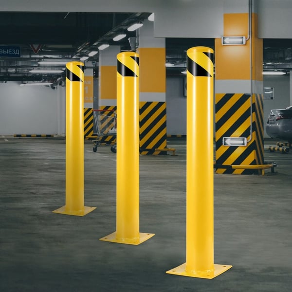 Sikkerhedspullerter 42"x4,5" - Stålbarrierer til trafikfølsomme områder, pulverlakeret med 4 ankerbolte for stabilitet.