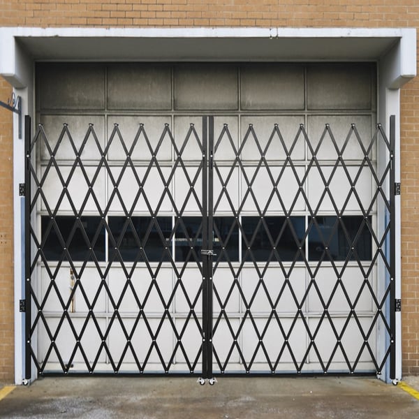 Dobbelt foldesikringsport, 6½' H x 12' B, stålharmonika-lås, fleksibel sikkerhedsport, 360° rullebarrikade, sakseport eller låge med nøgler.