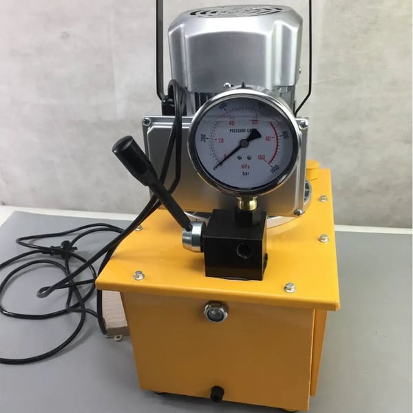 Sähkökäyttöinen Hydrauliikkapumppu - Yksitoiminen - 700 Bar - 7 L Säiliö - Manuaaliventtiili - 750 W - Oranssi
